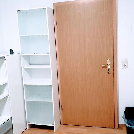 Budget Rooms In Halle With Shared Bathroom, Free Wifi, Netflix & Ipad Luaran gambar