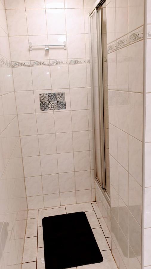 Budget Rooms In Halle With Shared Bathroom, Free Wifi, Netflix & Ipad Luaran gambar