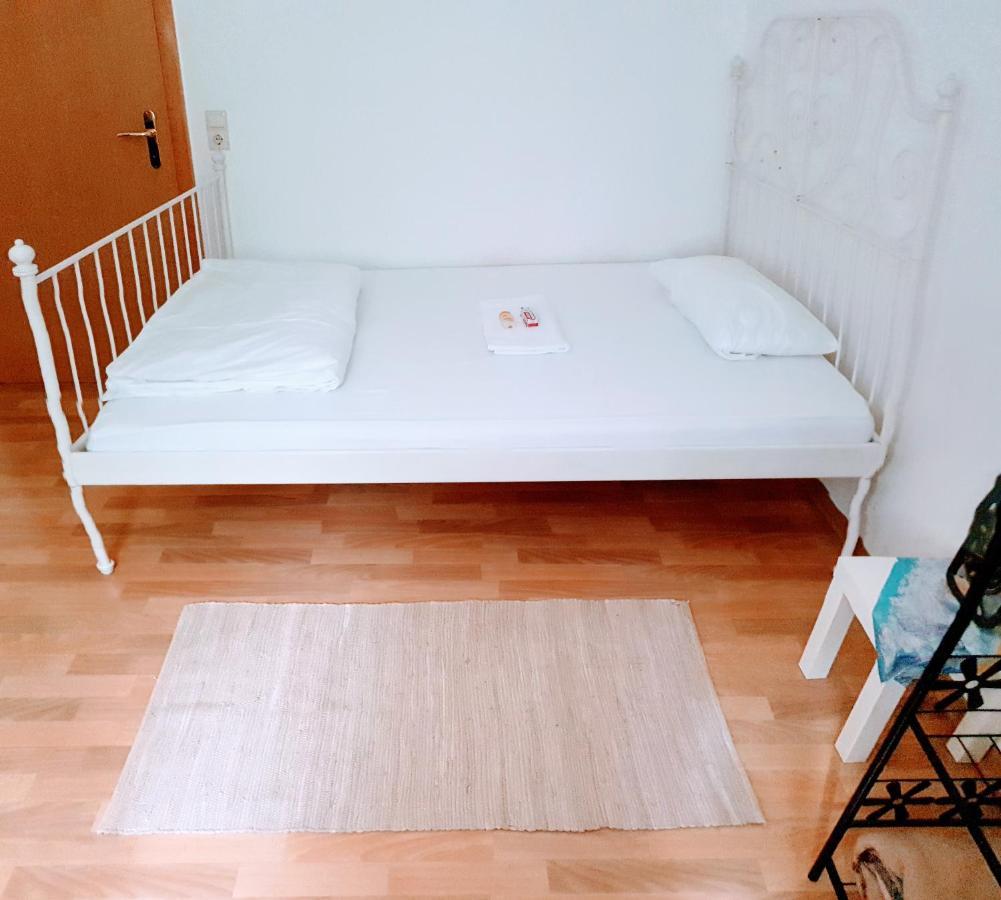 Budget Rooms In Halle With Shared Bathroom, Free Wifi, Netflix & Ipad Luaran gambar