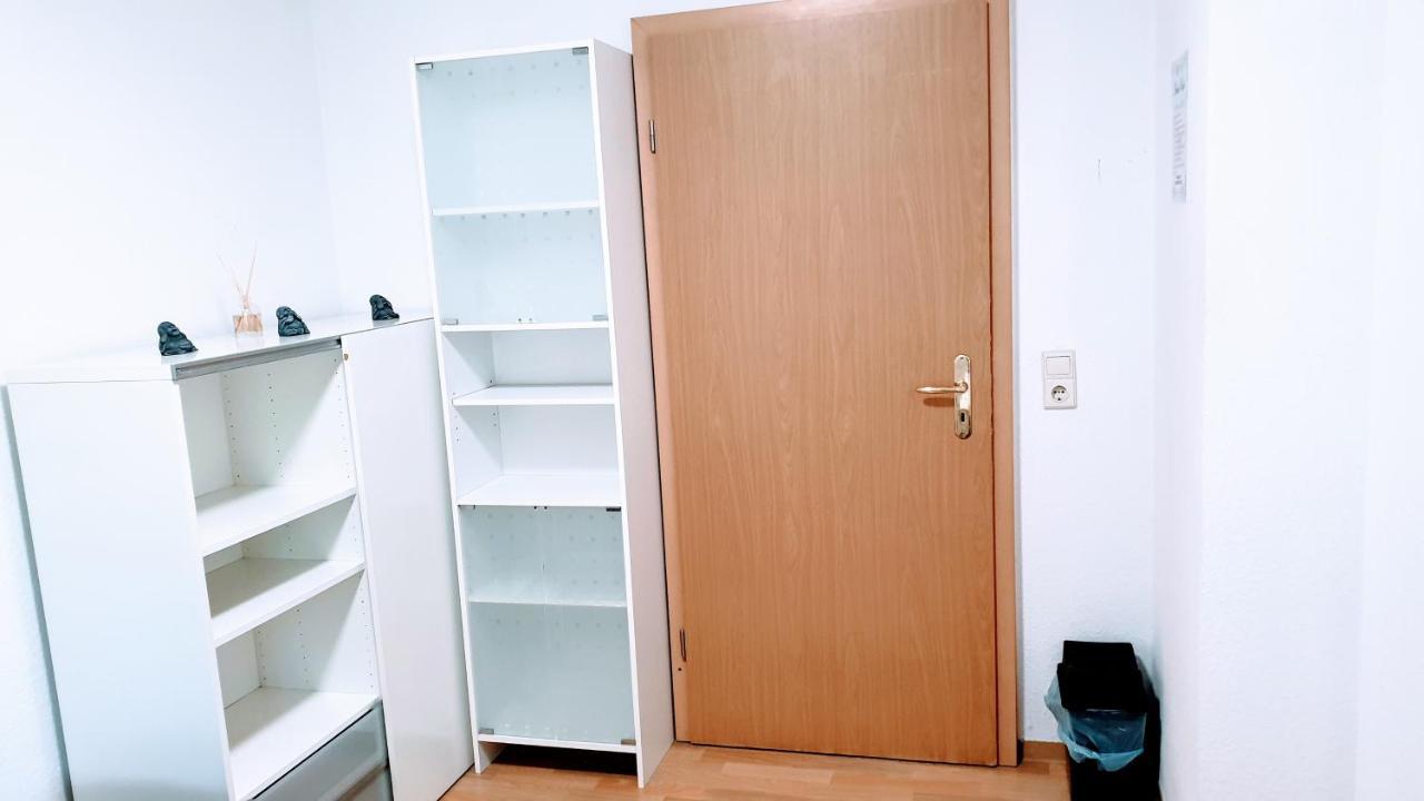 Budget Rooms In Halle With Shared Bathroom, Free Wifi, Netflix & Ipad Luaran gambar