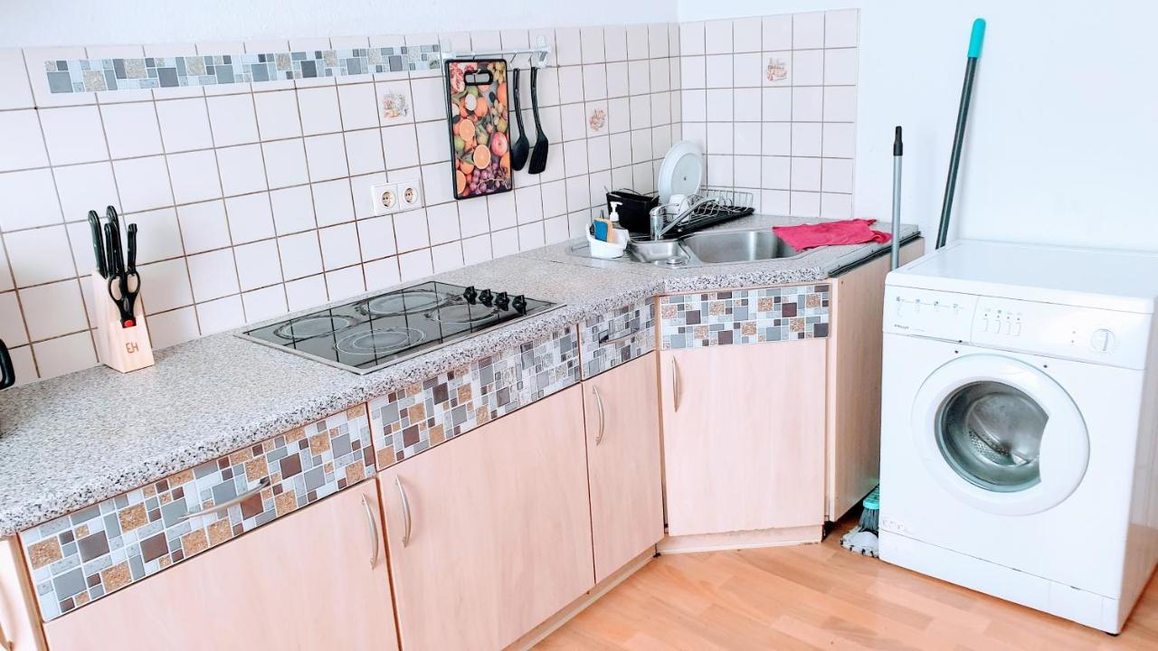 Budget Rooms In Halle With Shared Bathroom, Free Wifi, Netflix & Ipad Luaran gambar