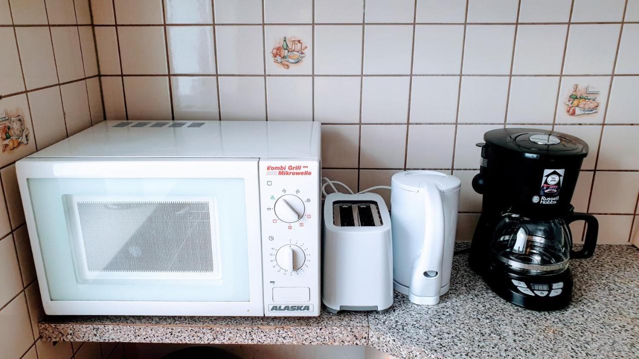 Budget Rooms In Halle With Shared Bathroom, Free Wifi, Netflix & Ipad Luaran gambar