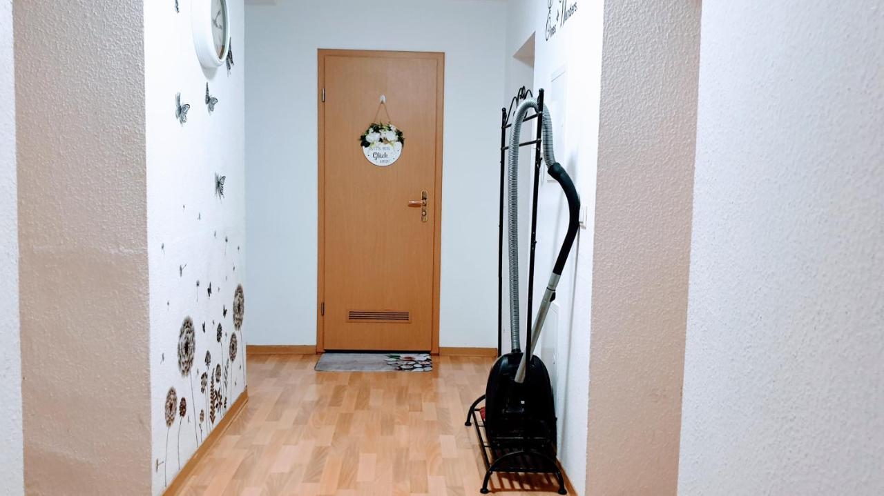 Budget Rooms In Halle With Shared Bathroom, Free Wifi, Netflix & Ipad Luaran gambar