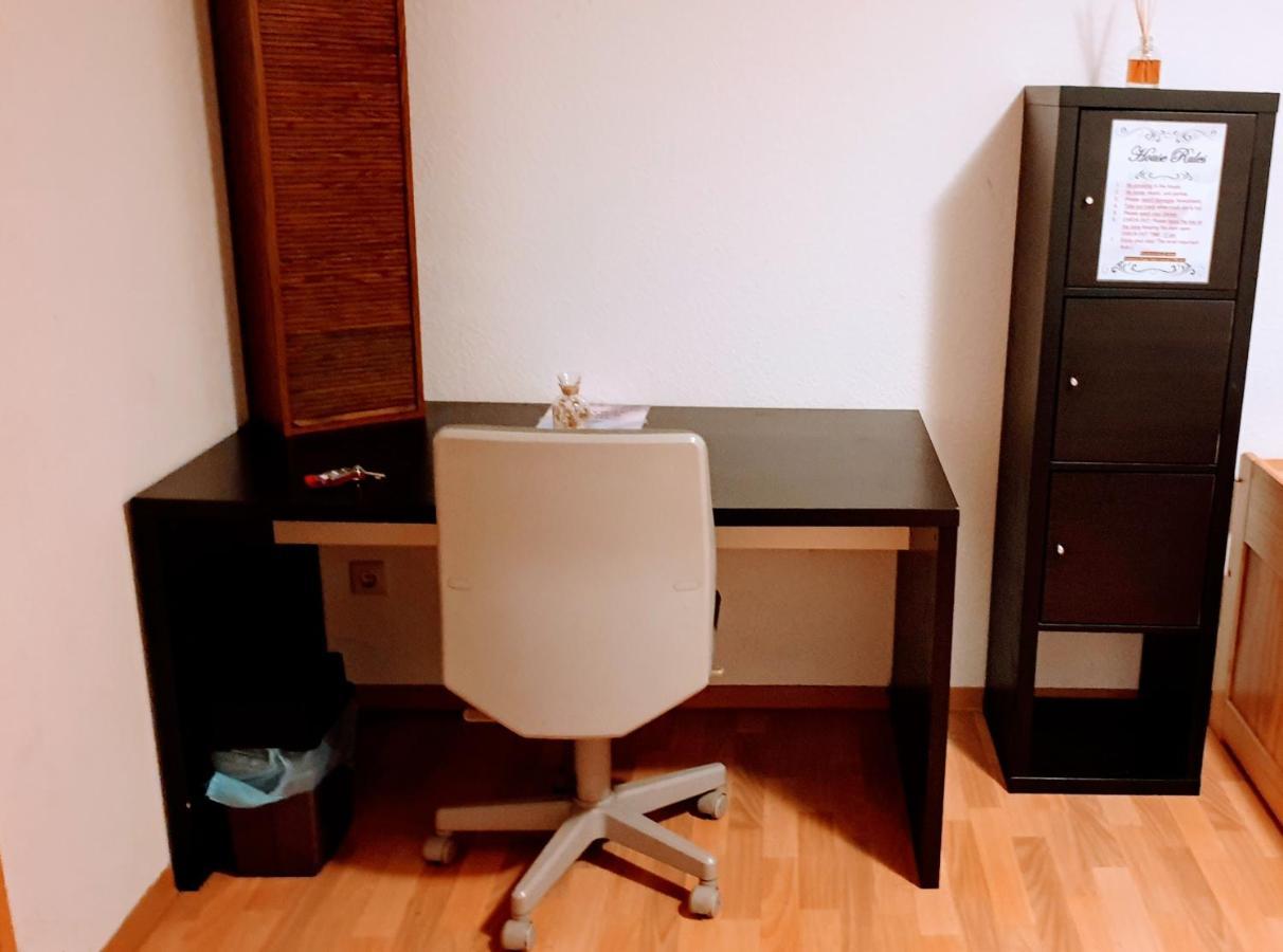 Budget Rooms In Halle With Shared Bathroom, Free Wifi, Netflix & Ipad Luaran gambar