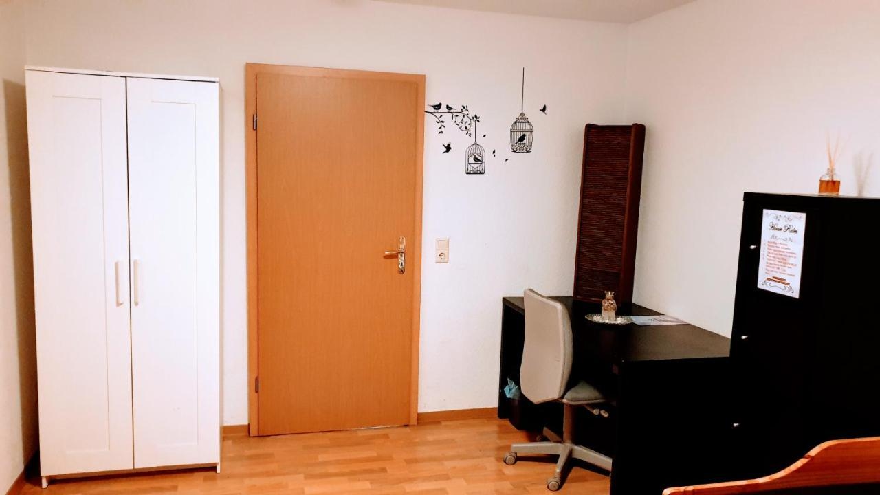 Budget Rooms In Halle With Shared Bathroom, Free Wifi, Netflix & Ipad Luaran gambar