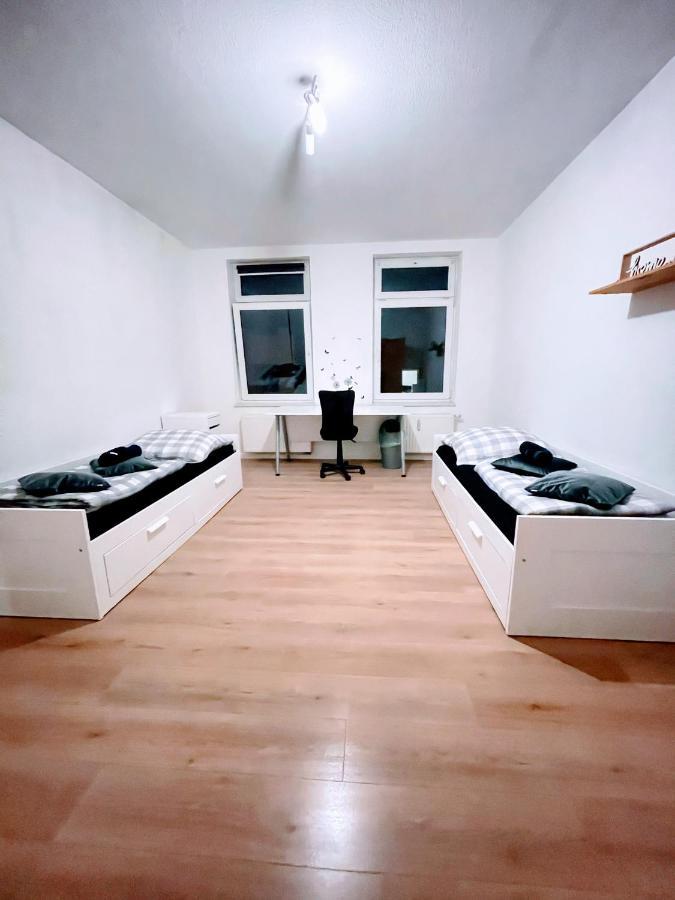 Budget Rooms In Halle With Shared Bathroom, Free Wifi, Netflix & Ipad Luaran gambar